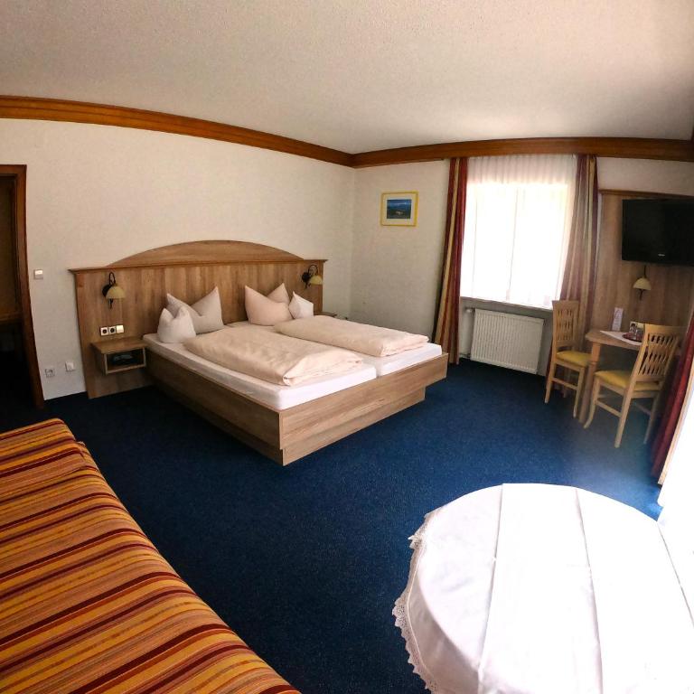 Aktivhotel & Gasthof Schmelz Ihr familienfreundliches Urlaubs Hotel mit Wellness, Almsauna, Chiemgau Karte - Dreibettzimmer mit Balkon - 4