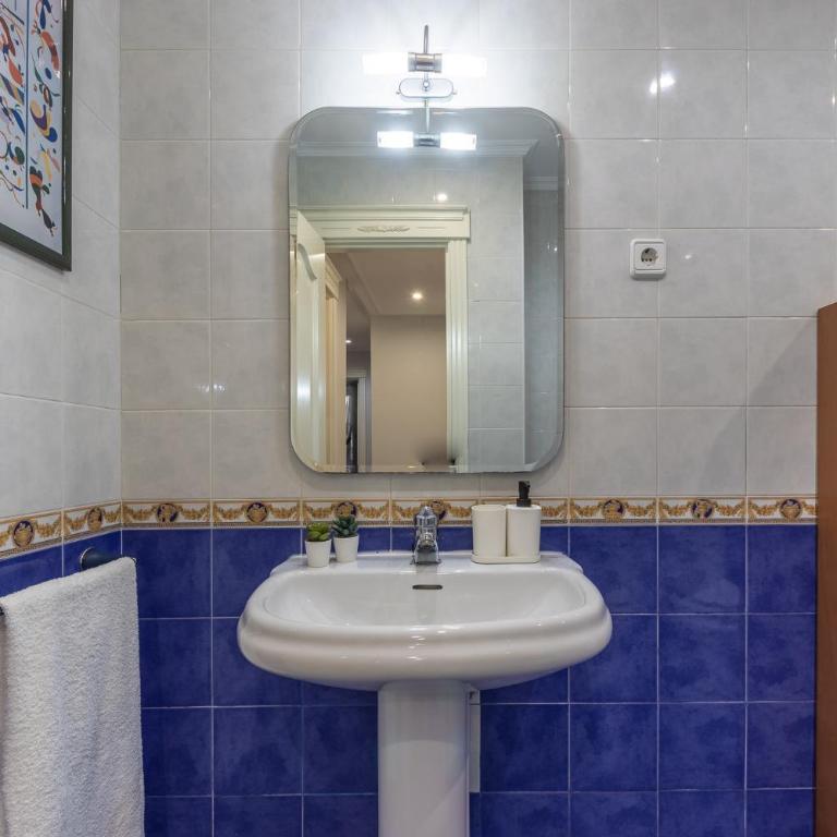 Ayuntamiento Bilbao, Casco Viejo -Parking optional - Three-Bedroom Apartment with Balcony - 2