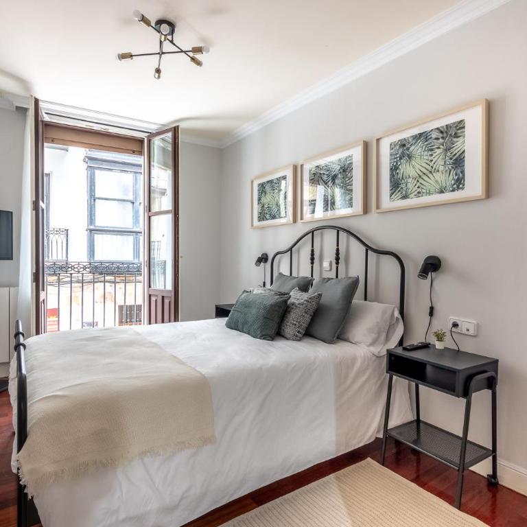 Ayuntamiento Bilbao, Casco Viejo -Parking optional - Three-Bedroom Apartment with Balcony - 32