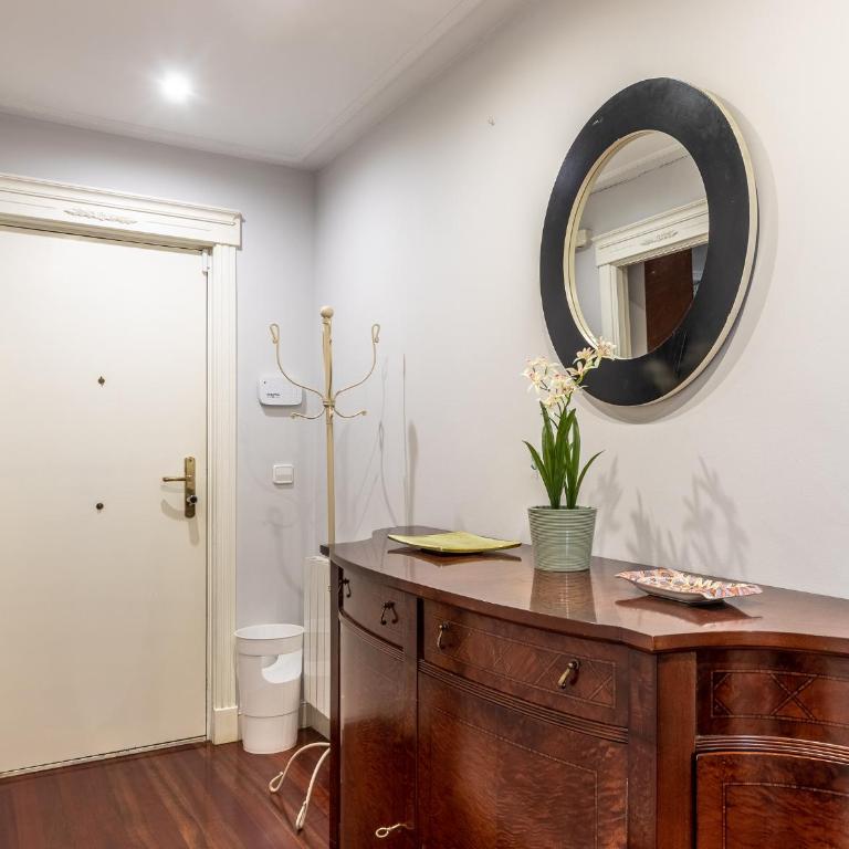 Ayuntamiento Bilbao, Casco Viejo -Parking optional - Three-Bedroom Apartment with Balcony - 3