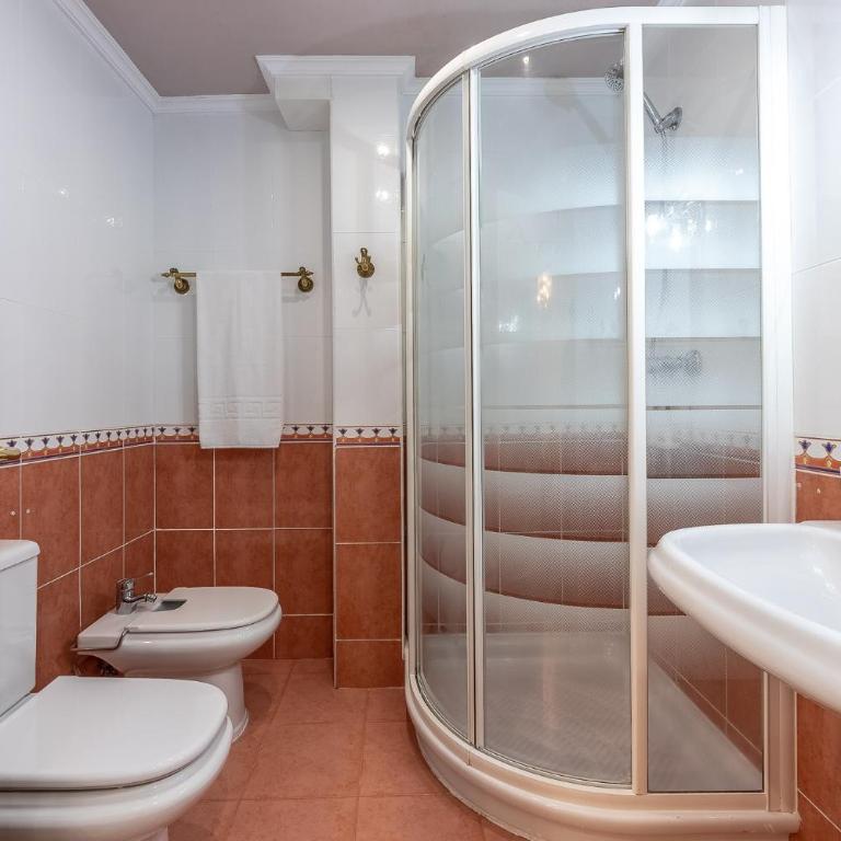 Ayuntamiento Bilbao, Casco Viejo -Parking optional - Three-Bedroom Apartment with Balcony - 4