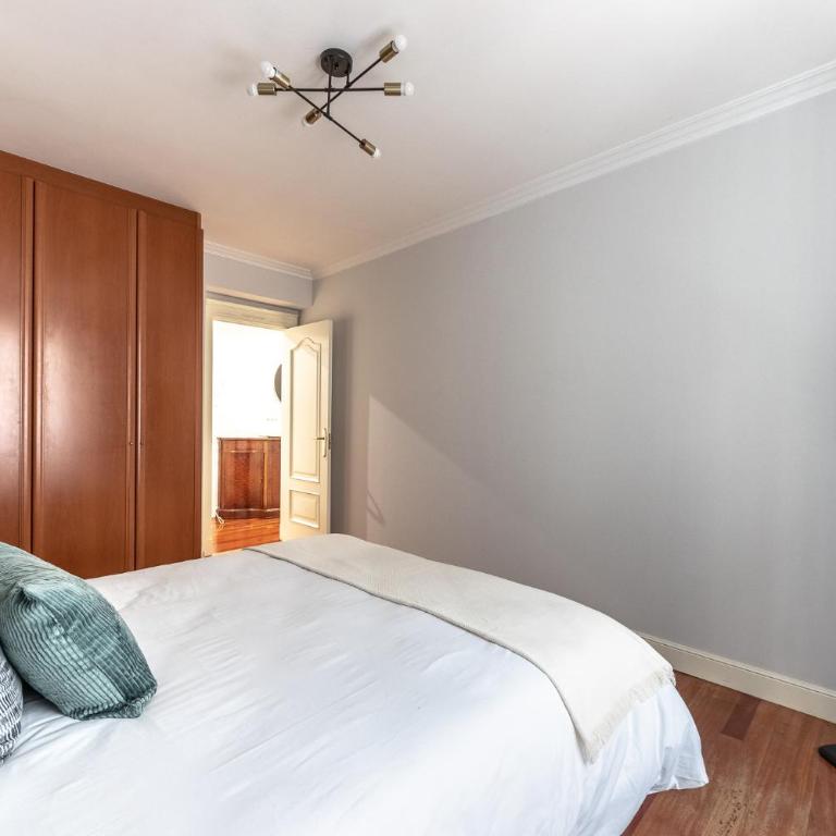 Ayuntamiento Bilbao, Casco Viejo -Parking optional - Three-Bedroom Apartment with Balcony - 6