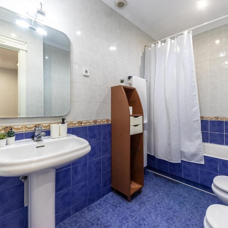 Ayuntamiento Bilbao, Casco Viejo -Parking optional - Three-Bedroom Apartment with Balcony - 8