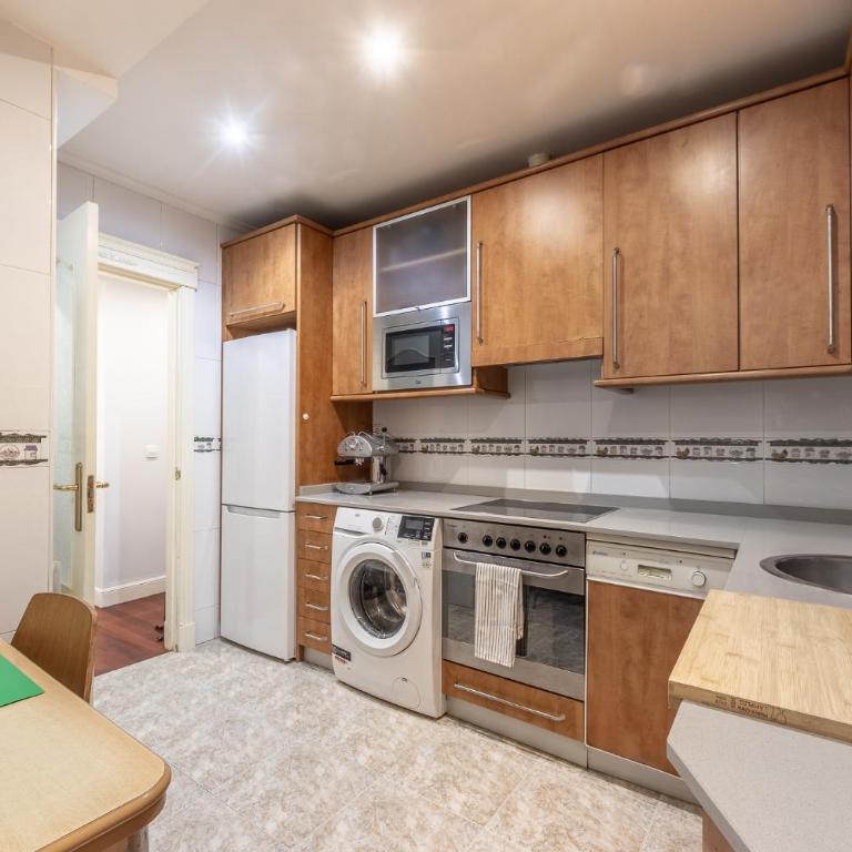 Ayuntamiento Bilbao, Casco Viejo -Parking optional - Three-Bedroom Apartment with Balcony - 31