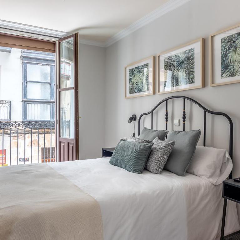 Ayuntamiento Bilbao, Casco Viejo -Parking optional - Three-Bedroom Apartment with Balcony - 9