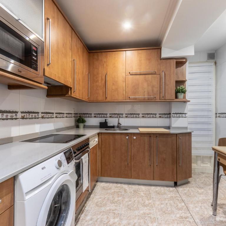 Ayuntamiento Bilbao, Casco Viejo -Parking optional - Three-Bedroom Apartment with Balcony - 10