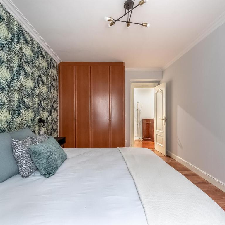Ayuntamiento Bilbao, Casco Viejo -Parking optional - Three-Bedroom Apartment with Balcony - 14