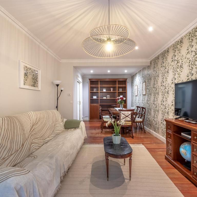 Ayuntamiento Bilbao, Casco Viejo -Parking optional - Three-Bedroom Apartment with Balcony - 16