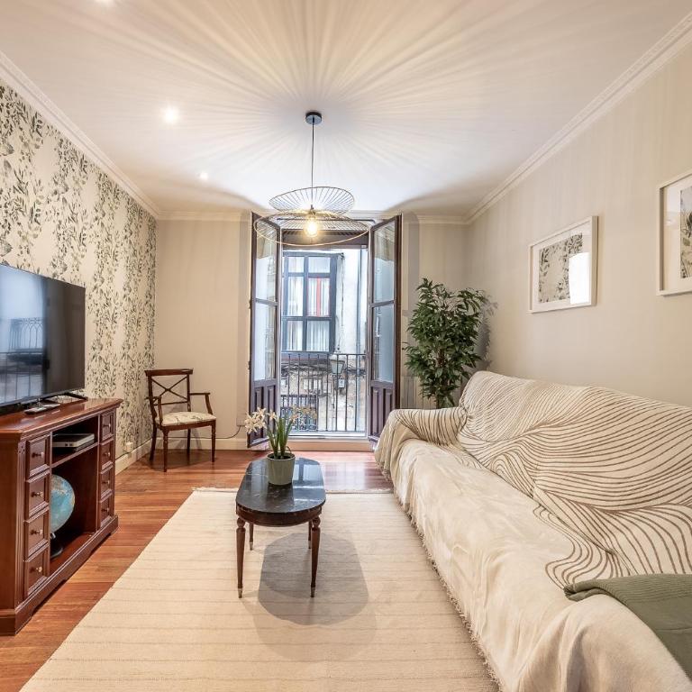 Ayuntamiento Bilbao, Casco Viejo -Parking optional - Three-Bedroom Apartment with Balcony - 1