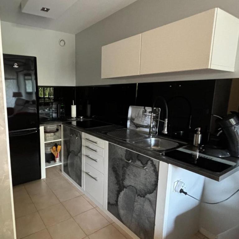 Joli appartement en résidence avec piscine et gardien - One-Bedroom Apartment - 12