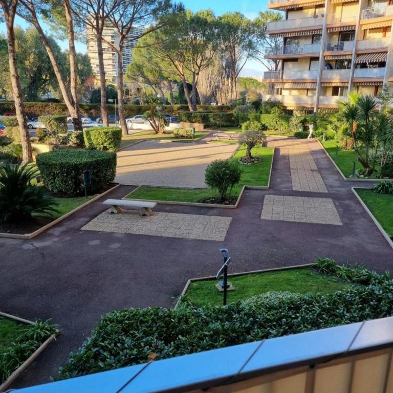 Joli appartement en résidence avec piscine et gardien - One-Bedroom Apartment - 13