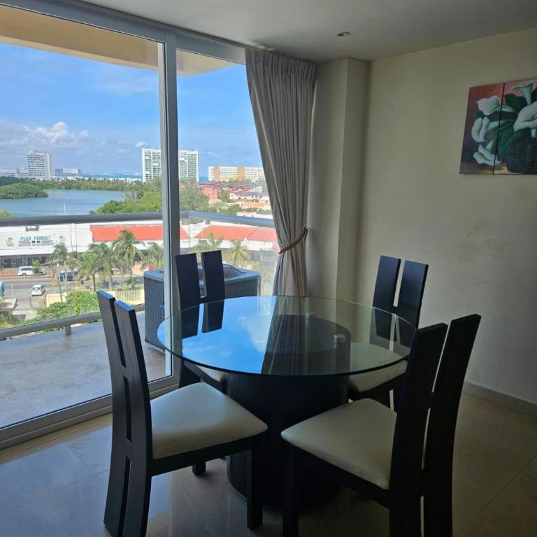 Espectacular Beach & Laguna view Cancun at SALVIA CONDOMINIUMS - Family Room - 14