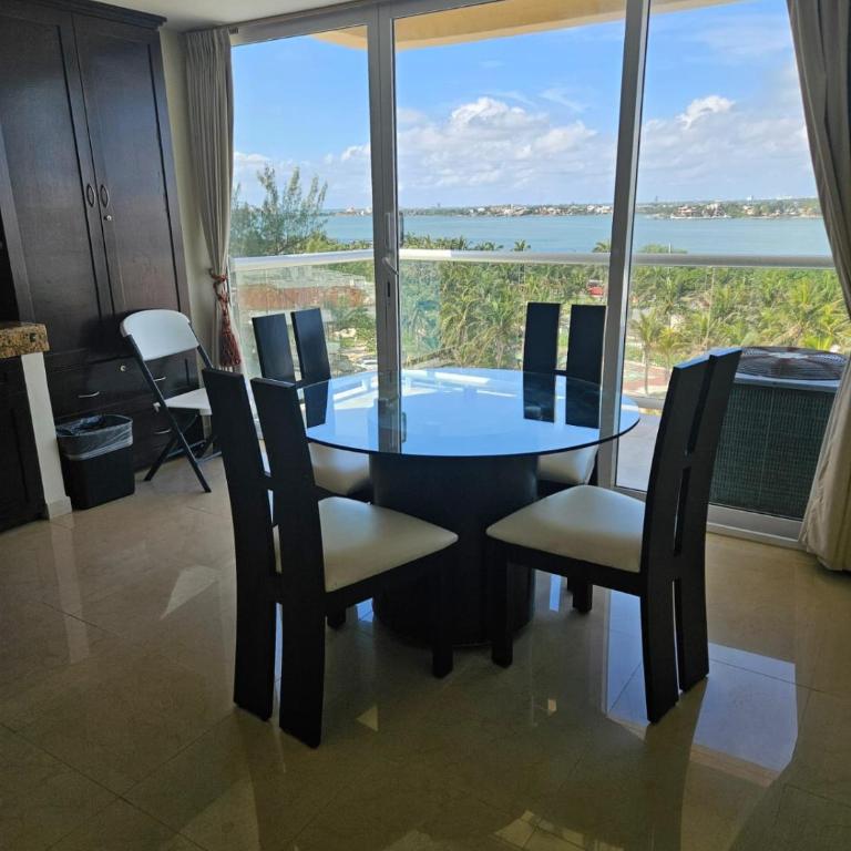 Espectacular Beach & Laguna view Cancun at SALVIA CONDOMINIUMS - Family Room - 15