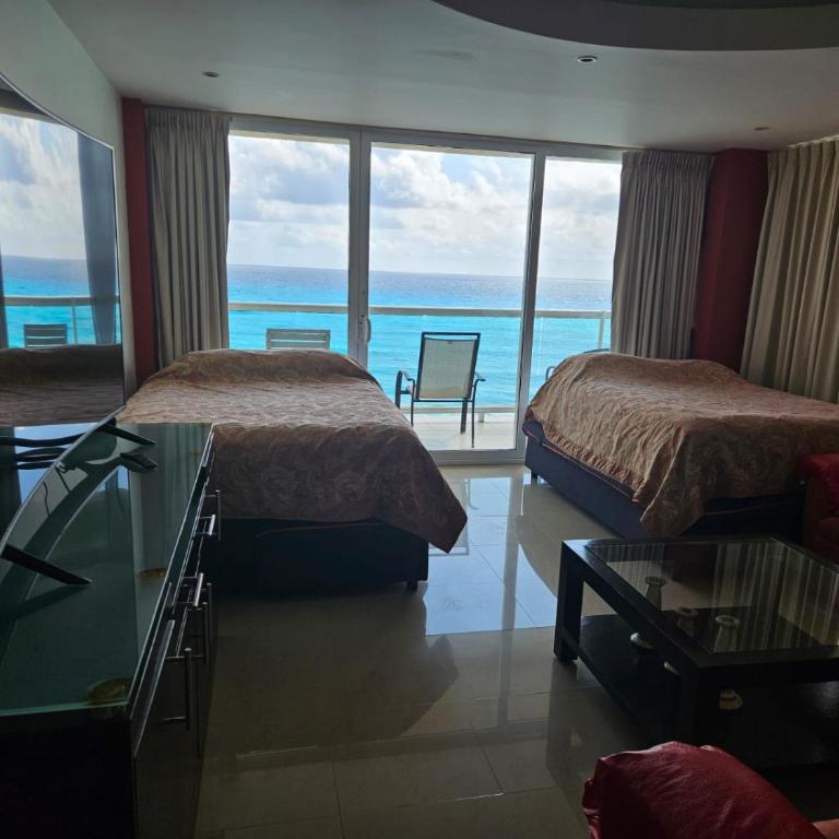 Espectacular Beach & Laguna view Cancun at SALVIA CONDOMINIUMS - Family Room - 7