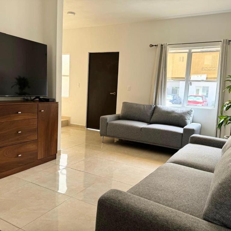 Casa con Alberca y Seguridad Garantizada - Three-Bedroom House - 8
