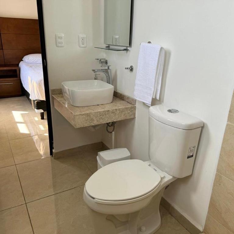 Casa con Alberca y Seguridad Garantizada - Three-Bedroom House - 13