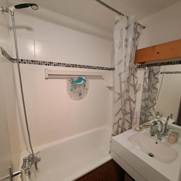 Appartement 5 personnes une chambre proche pistes balcon vue montagne Draps et serviettes non fournis Ménage à réaliser par le locataire - Apartment mit 2 Schlafzimmern - 10