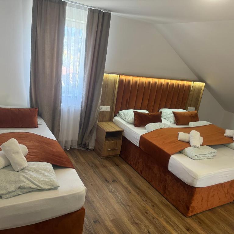 Pension Rexha am Weißensee - Dreibettzimmer mit Bergblick - 3