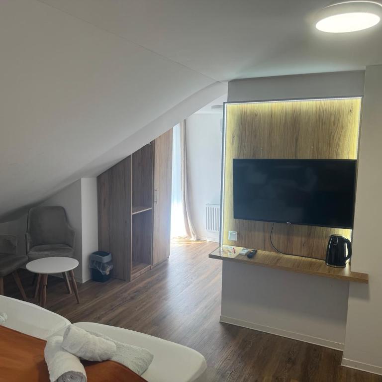Pension Rexha am Weißensee - Dreibettzimmer mit Bergblick - 2
