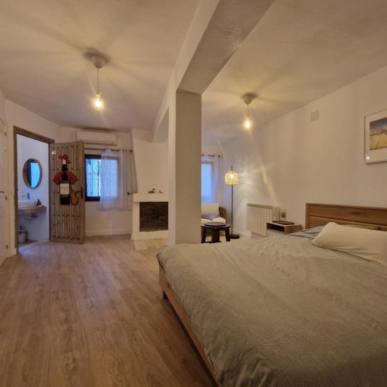 Habitación amplia y tranquila con baño privado en piso compartido - Apartamento de 1 dormitorio - 56