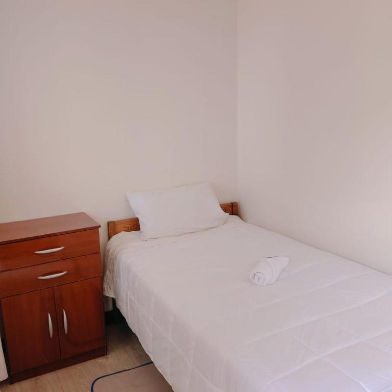Hotel Victoria - Single Room with Shared Bathroom - 1