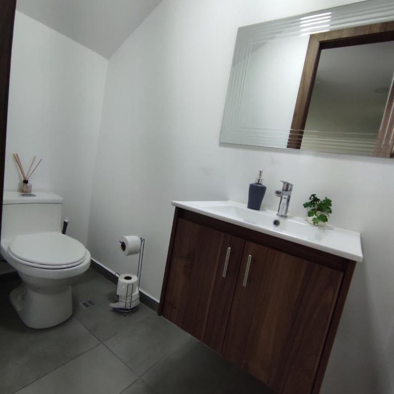 Hermosa Casa en Tumbaco ! Cerca del aeropuerto de Quito y cerca de cumbaya ! - Vacation Home - 10