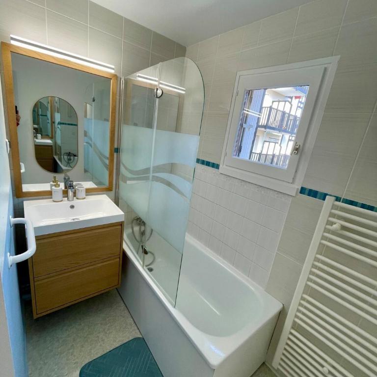 Appartement 250m mer, 2 vélos avec casques, entièrement rénové en 2025 - Two-Bedroom Apartment - 11