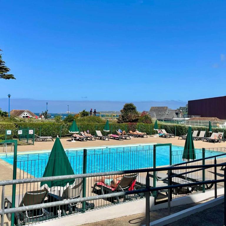 Appartement 3 étoiles avec piscine chauffée, à 50m de la plage de Trestraou, Perros-Guirec - FR-1-542-49 - Apartment - 4