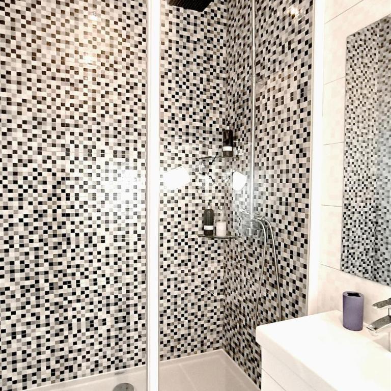 12 Beds 4 Baths 2 Renovated Apts 2nd & 3rd Flr - Apartment - 3