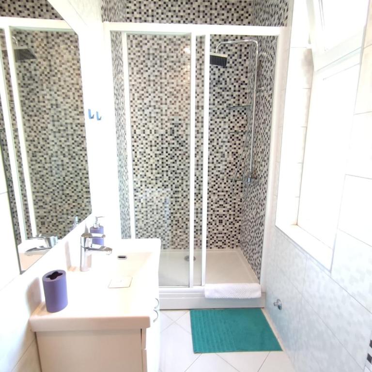 12 Beds 4 Baths 2 Renovated Apts 2nd & 3rd Flr - Apartment - 4