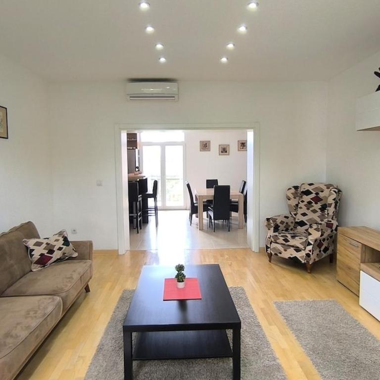 12 Beds 4 Baths 2 Renovated Apts 2nd & 3rd Flr - Apartment - 11