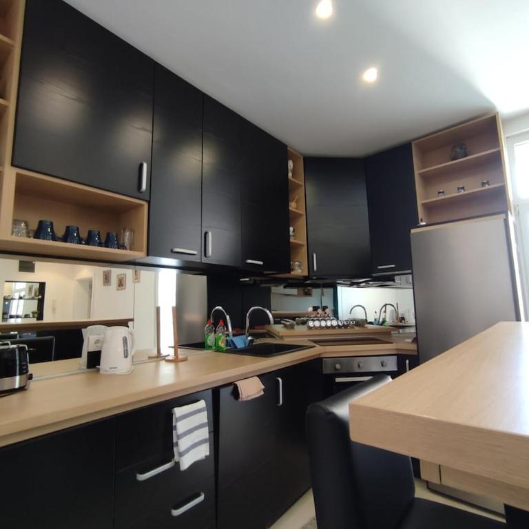 12 Beds 4 Baths 2 Renovated Apts 2nd & 3rd Flr - Apartment - 12