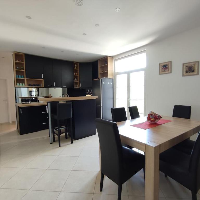 12 Beds 4 Baths 2 Renovated Apts 2nd & 3rd Flr - Apartment - 18