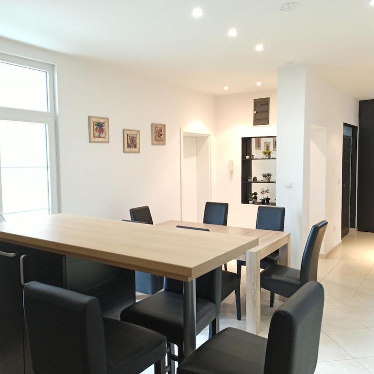 12 Beds 4 Baths 2 Renovated Apts 2nd & 3rd Flr - Apartment - 21