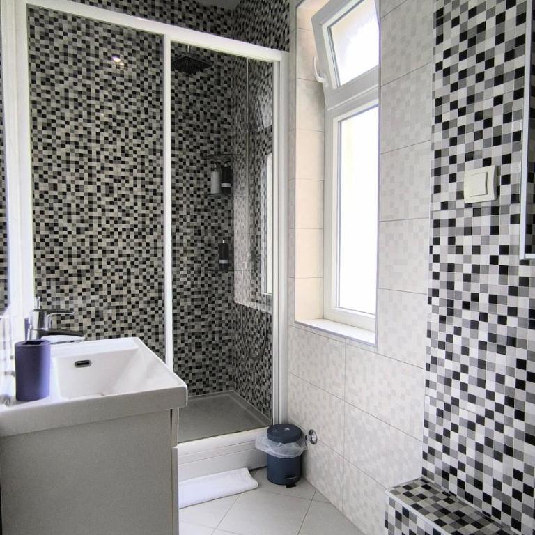 12 Beds 4 Baths 2 Renovated Apts 2nd & 3rd Flr - Apartment - 26