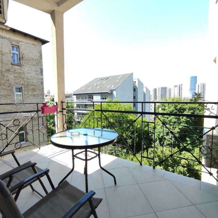 12 Beds 4 Baths 2 Renovated Apts 2nd & 3rd Flr - Apartment - 33