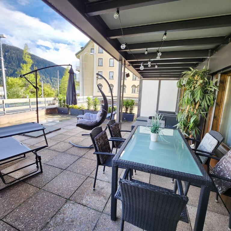 Stilvolles und ruhiges Apartment mit privater 60m2 Sonnenterrasse bei der Parsennbahn - Apartment mit 2 Schlafzimmern und Bergblick - 15