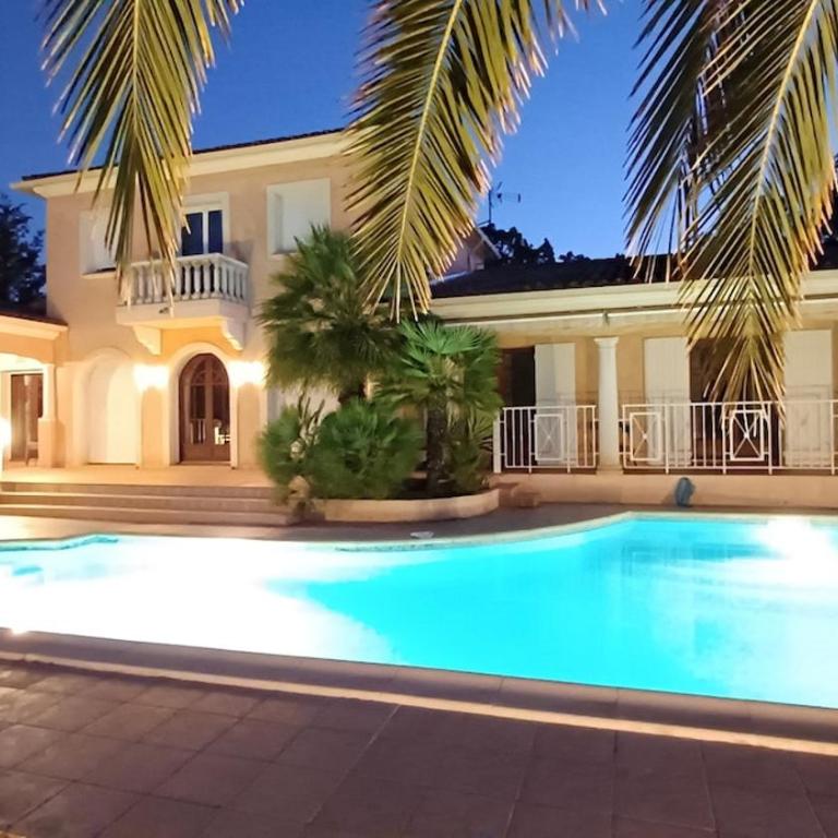 Séjour détente dans une villa avec piscine privée, nature, golf et mer à proximité - Three-Bedroom House - 5