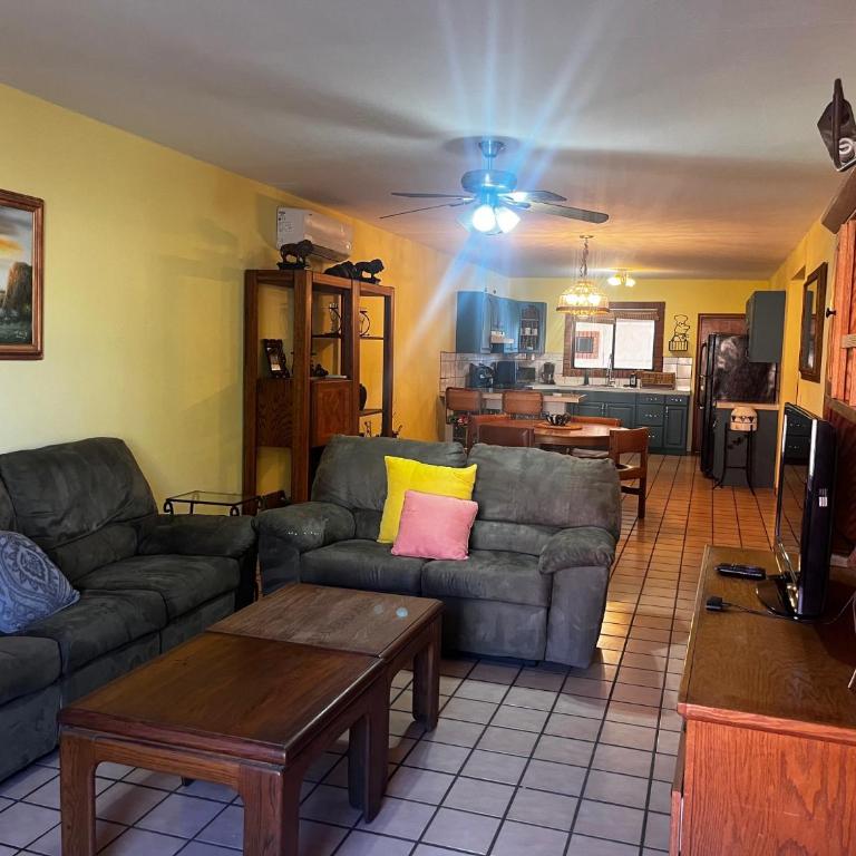Casa de al lado - 2 bedroom house w/ bonus bunkhouse! - Casa Vacacional de 3 dormitorios - 5