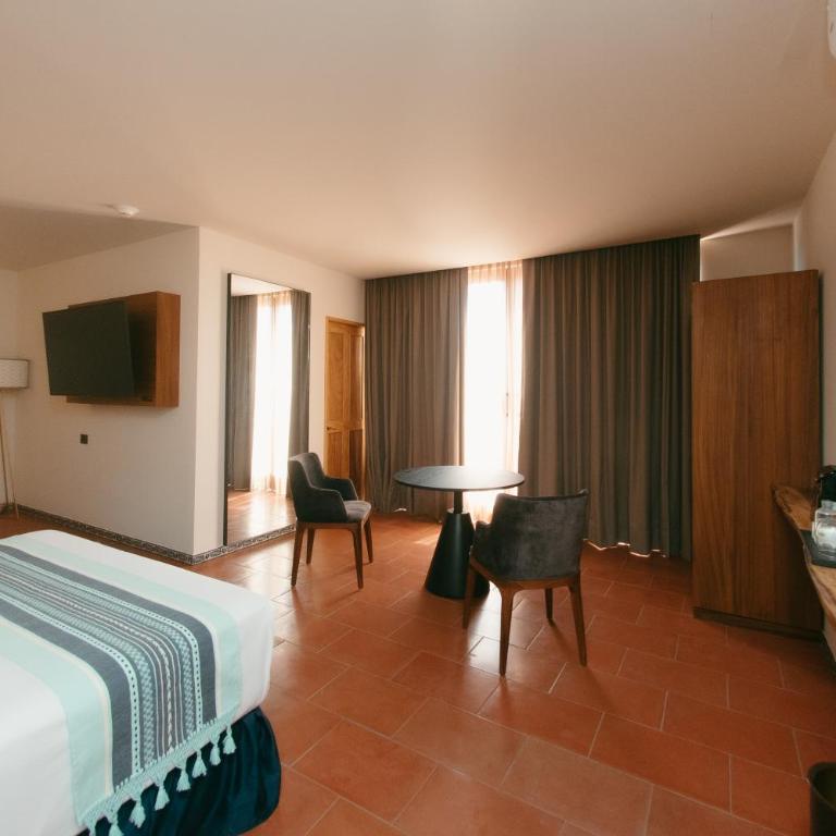 Casa Azulai Puebla Hotel Boutique - Suite con cama grande y balcón - 2