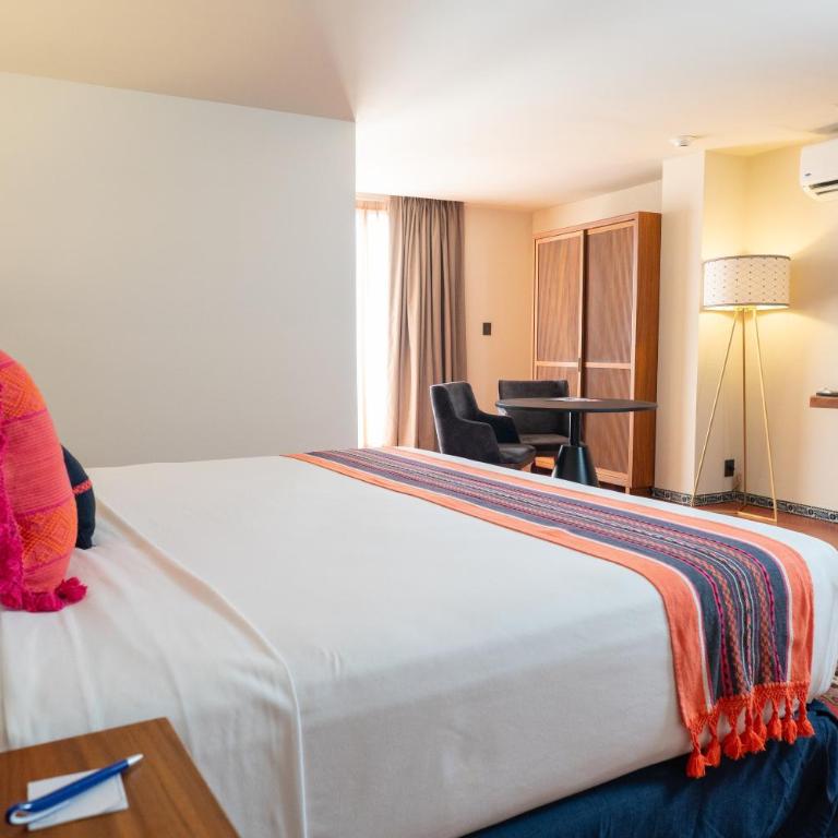 Casa Azulai Puebla Hotel Boutique - Suite con cama grande y balcón - 2