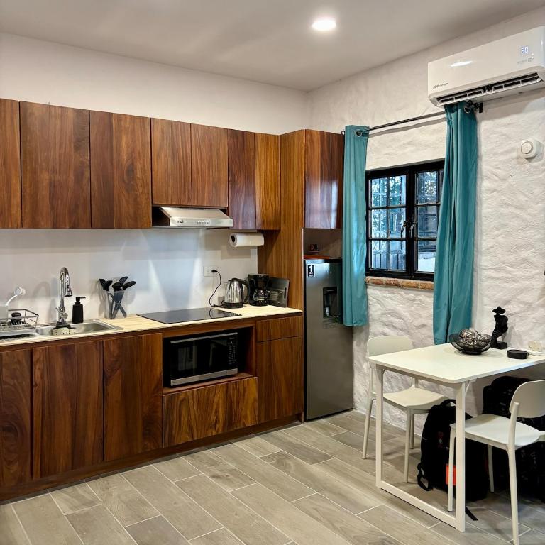 Newly Renovated Studio B2 with Patio Sleeps 2 - Studio Apartment with One Double Bed - 1