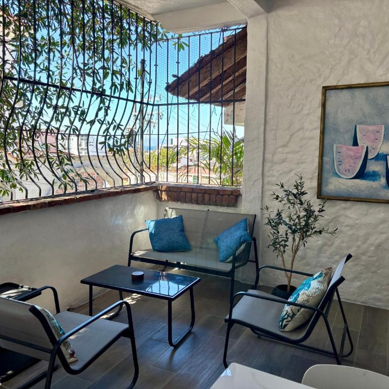 Newly Renovated Studio B2 with Patio Sleeps 2 - Studio Apartment with One Double Bed - 7