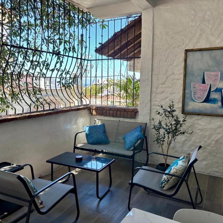 Newly renovated 2 bedroom With Patio Unit B Sleeps 4-6 - Two-Bedroom Apartment - 37