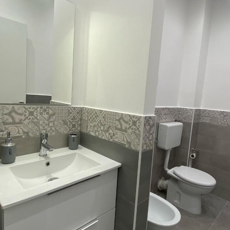 CASE VACANZE FraEmily , PALERMO - Quadruple Room with Private Bathroom - 7