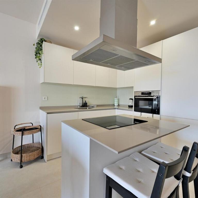 Panoramic views & walk to beach! - Apartamento de 2 dormitorios - 8