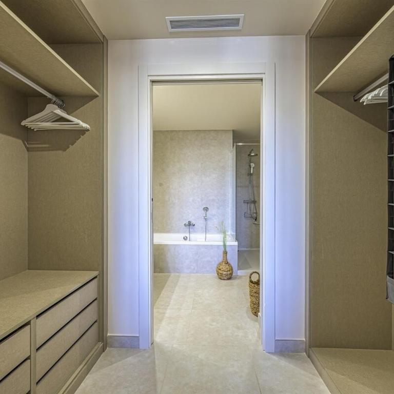 Panoramic views & walk to beach! - Apartamento de 2 dormitorios - 18