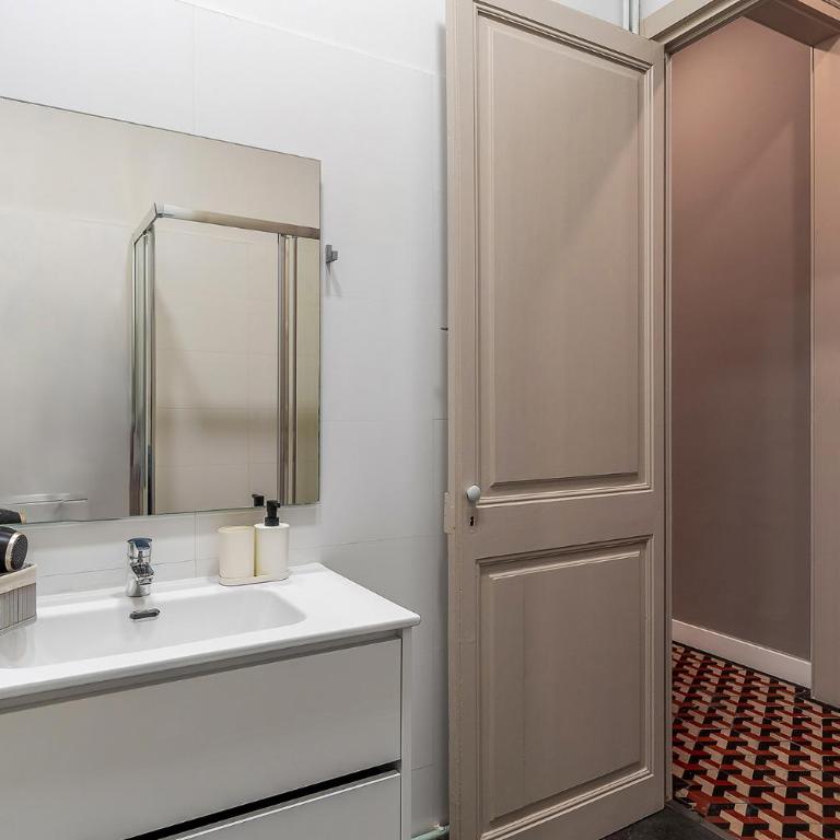 AB Bailen Apartments - Four-Bedroom Apartment with balcony - 4