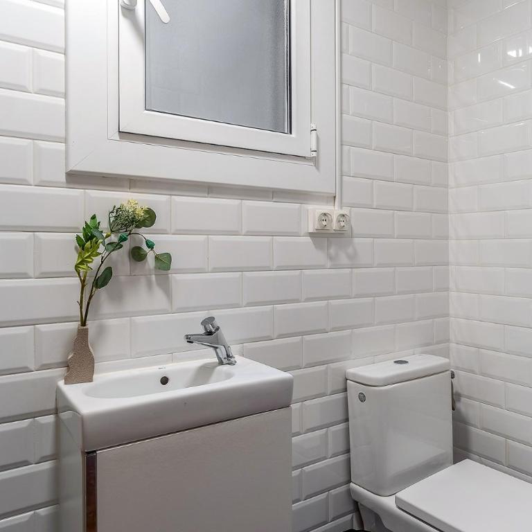 AB Bailen Apartments - Four-Bedroom Apartment with balcony - 5
