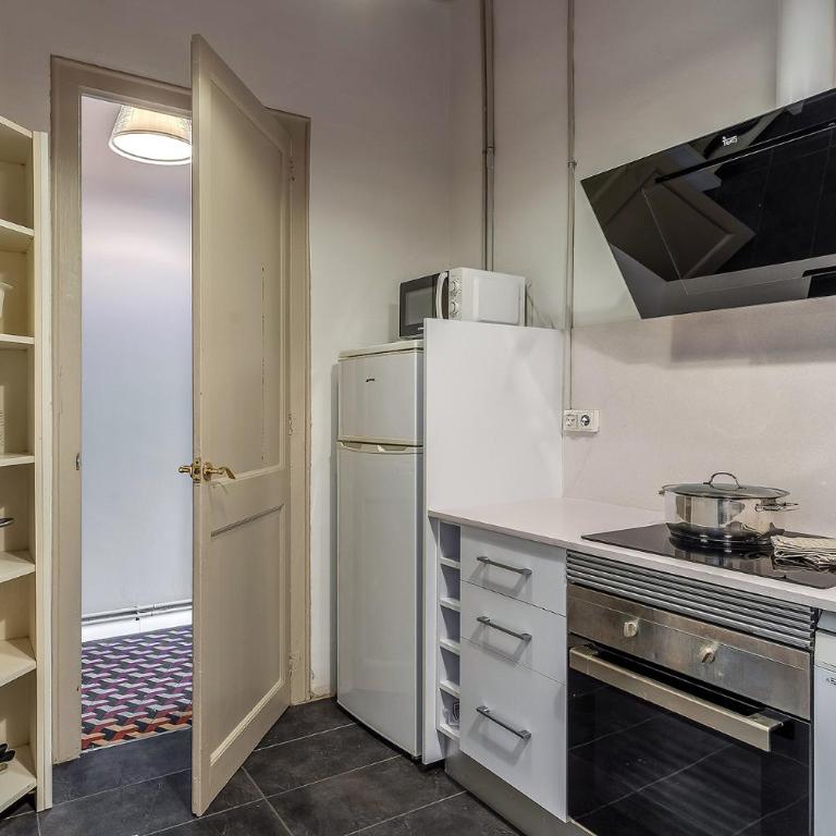 AB Bailen Apartments - Four-Bedroom Apartment with balcony - 6